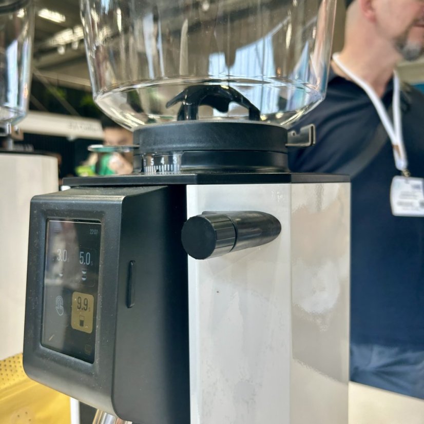 The Anfim Luna coffee grinder is the perfect choice for coffee lovers, with a voltage of 230V for efficient operation.