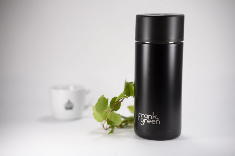 Black coffee and tea thermos by Frank Green with a volume of 475 ml