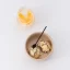 Orangefarbene Servierschale Aoomi Sand Bowl verleiht dem Tisch ein lebendiges und fröhliches Aussehen.