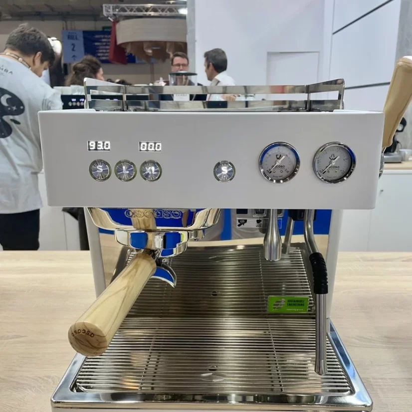 Machine à café manuelle Ascaso Baby T Plus en couleur Cloud White, idéale pour préparer un cappuccino.