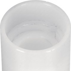 Detail vum Enn vum wäisse Plastikzylinder vum Déigformer mat enger perforéierter Uewerfläch.