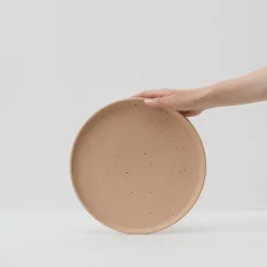 Pomarańczowy duży talerz Aoomi Sand Large Plate, idealny do serwowania.