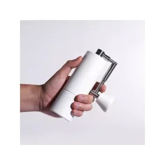 Moulin à café Timemore C2 Fold – moulin avec une poignée pliable de couleur blanche.