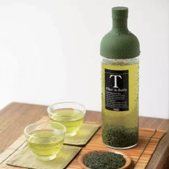 Bouteille en verre Hario Cold Brew Tea Filter-In de couleur verte d'une capacité de 750 ml, idéale pour préparer du thé glacé.