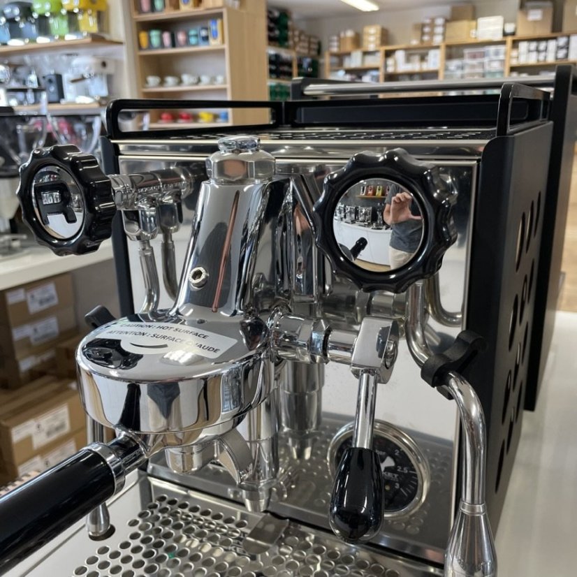Domáci pákový kávovar Rocket Espresso Appartamento v čierno-medenom prevedení s objemným 2,9 litrovým zásobníkom vody.
