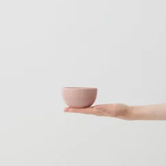 Taza Aoomi Yoko Mug A06 rosa para capuchino con una capacidad de 170 ml, ideal para amantes del menaje de color.