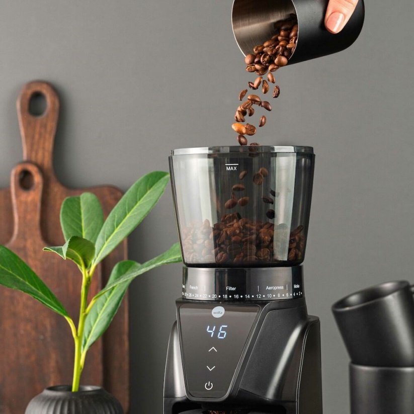 Nasypanie kávy do násypky mlynčeka Wilfa Balance CG1B-275.