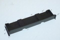 Säitleche Halter fir Taassenschuelen a Form vun engem laangen schwaarze Plastiksprofil mat Rillen