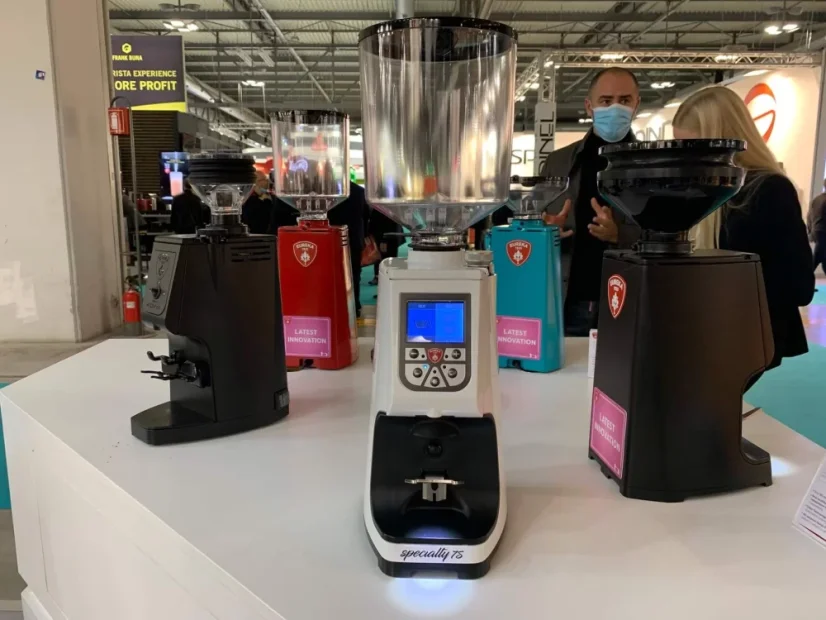 Mlynček na kávu Eureka Atom Specialty 75 v chrómovom prevedení, ideálny pre použitie v espresso baroch.