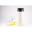 Gourde thermique blanche en acier inoxydable de 500 ml sur un fond blanc avec une tasse de café et des pétales jaunes. Gourde thermique blanche en acier inoxydable de 500 ml sur un fond blanc avec une tasse de café et des pétales jaunes.
