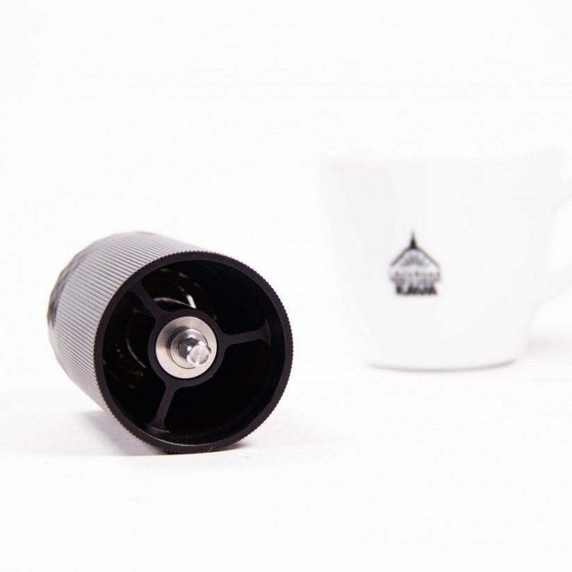 Közelkép a Barista Space darálóról és egy csészéről, a háttérben a Spa Coffee logóval.