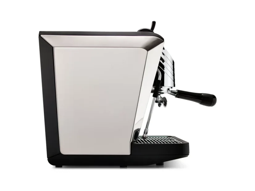 Espresso machine Nuova Simonelli Oscar II in elegant black is ideal for preparing delicious cappuccino at home.
