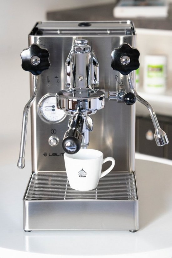 Eine Tasse Wellness-Kaffee mit der Hebel-Kaffeemaschine Lelit Mara.