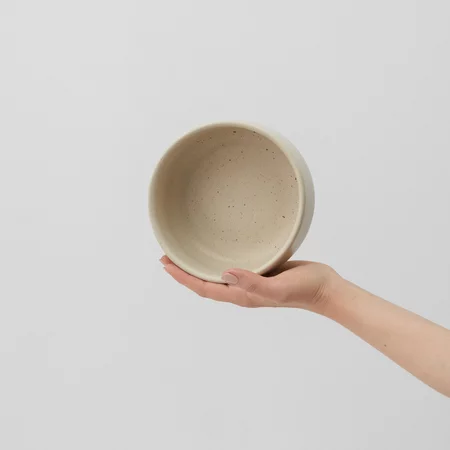 Bol Aoomi Iris de couleur beige, idéal pour un service élégant.