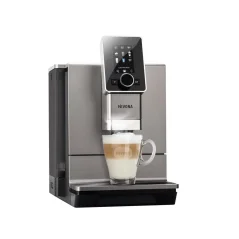 Latte preparado com a máquina de café Nivona NICR 930 para uso doméstico.