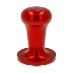 Ručný tamper na kávu Motta Flash vo výraznej červenej farbe s priemerom 58 mm. Ručný tamper na kávu Motta Flash vo výraznej červenej farbe s priemerom 58 mm.