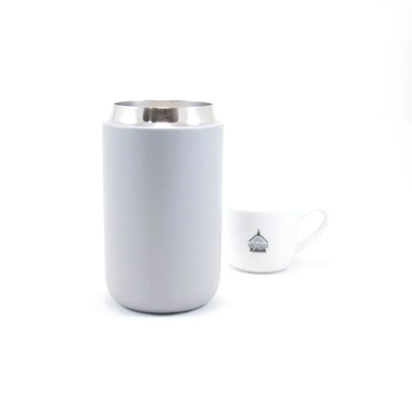 Detalle del cuerpo de un termo con café de fondo.