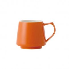 Orangefarbener Origami-Kaffeebecher mit einem Volumen von 320 ml.
