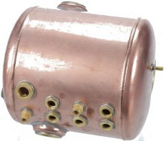 Kupfer-zylindreschen Boiler mat e puer Messing-Gewëndeuschlëss ronderëm de Rand