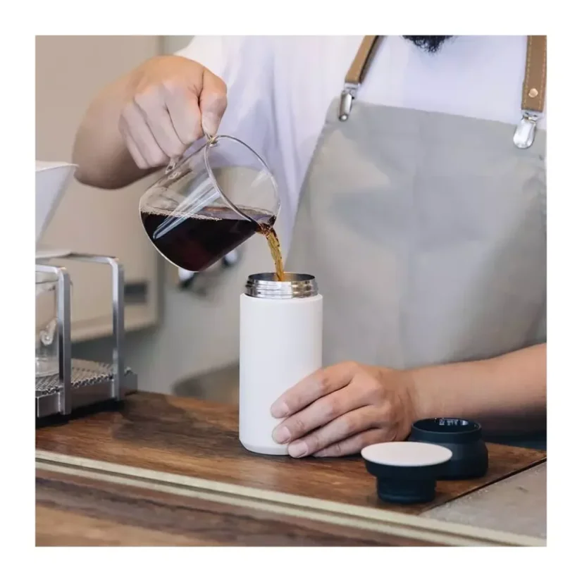 Le tumbler blanc Kinto Travel d'une capacité de 500 ml est le compagnon idéal pour vos déplacements, grâce à sa compatibilité avec les voitures.