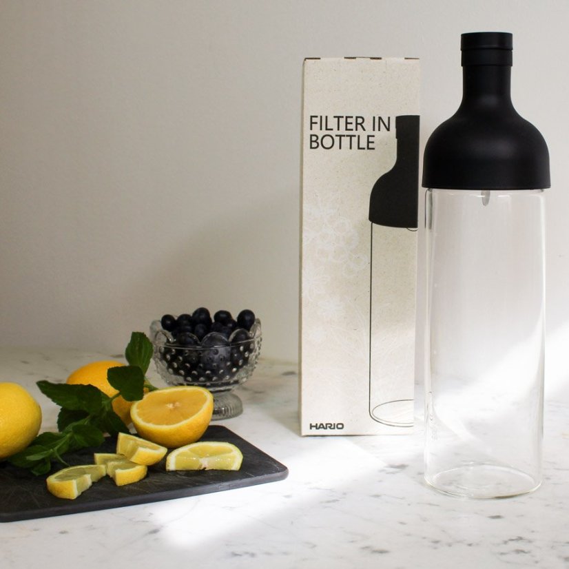Schwarze Flasche für Eistee Hario Filter-In Bottle. Fassungsvermögen 750 ml.