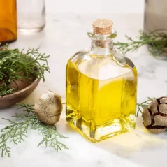 BIO Cypřiš est une huile essentielle 100% naturelle qui offre un arôme herbacé pour la relaxation et l'harmonisation du corps.