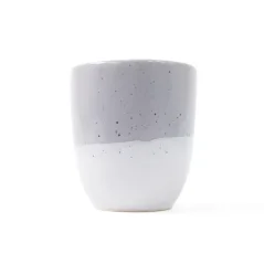 Tasse à café latte Aoomi Haze Mug 02W d'une contenance de 330 ml, fabriquée en céramique de haute qualité.