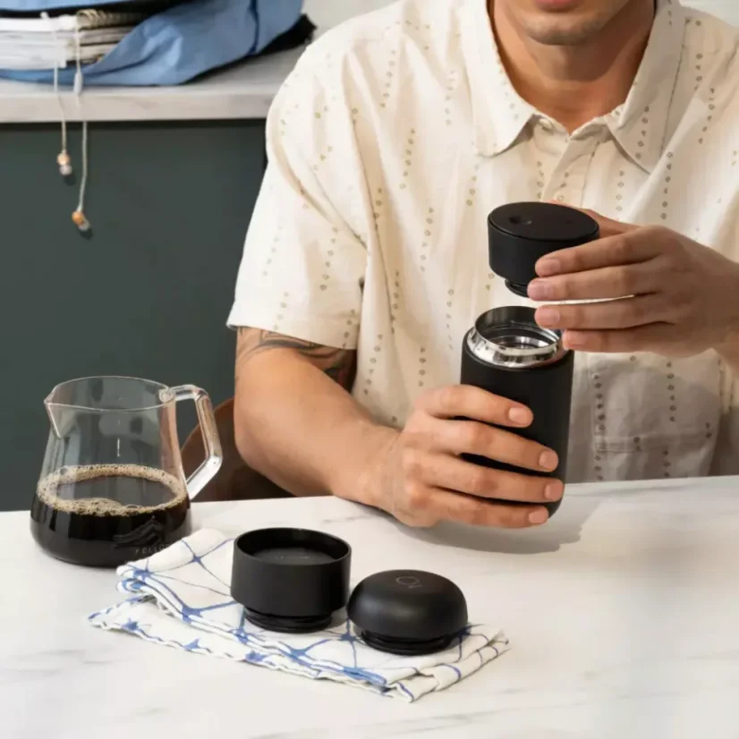 Black Fellow Carter Move Mug with a volume of 355 ml and double-wall insulation keeps beverages warm for longer.