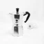 Moka-Kanne der italienischen Marke mit Bialetti Moka Express-Logo im Hintergrund mit einer Tasse im Vordergrund.