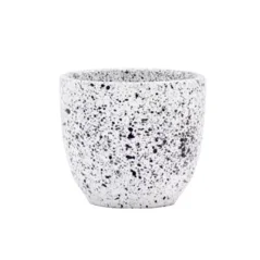 Porcelanowy kubek Aoomi Mess Mug 03 o pojemności 200 ml w eleganckim białym kolorze.