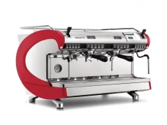 Červený kávovar Nuova Simonelli Aurelia UX s dvomi hlavami.