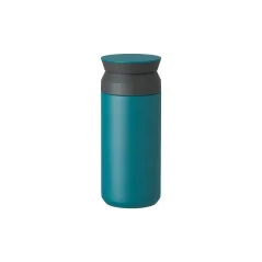 Türkisfarbene Edelstahl-Thermoflasche mit einem Volumen von 350 ml auf weißem Hintergrund Türkisfarbene Edelstahl-Thermoflasche mit einem Volumen von 350 ml auf weißem Hintergrund