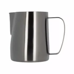 Pieno indelis Barista Space Sandy Black su 350 ml talpos, elegantiškos juodos spalvos, puikiai tinka tobulam latte art ruošimui. Pieno indelis Barista Space Sandy Black su 350 ml talpos, elegantiškos juodos spalvos, puikiai tinka tobulam latte art ruošimui.