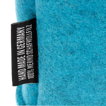 Ärmel Comandante C40 Felt Sleeve Lagoon in Blau, schützt die Kaffeemühle vor Kratzern und Beschädigungen.
