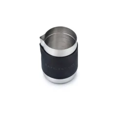 Barista & Co Shorty Steel milk jug with a capacity of 600 ml, ideal for creating perfect foam.