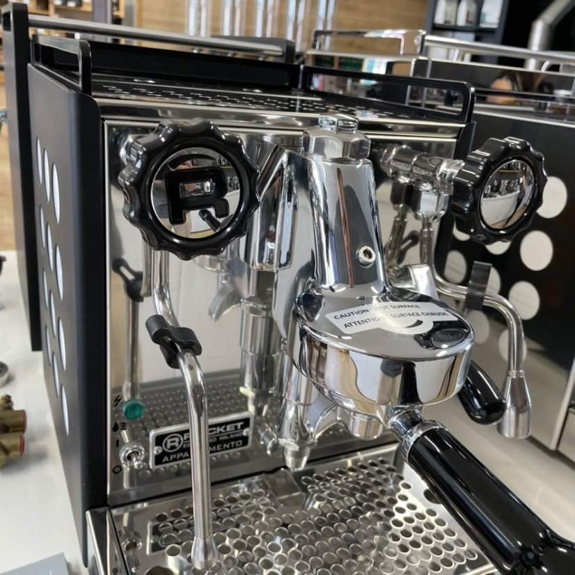 Home lever espresso machine Rocket Espresso Appartamento in black and white with 9 bar pressure.