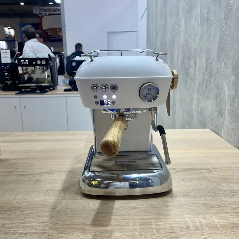 Haus-Espressomaschine Ascaso Dream PID in Cloud White mit manueller Reinigungsfunktion.
