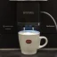 Automatikus Nivona NICR 960 kávéfőző, mely egyszerre képes kávét és tejet kifolyni, ideális gyors cappuccino vagy latté készítésére.