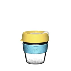 Kunststoff-Kaffeebecher mit gelbem Deckel und türkisfarbenem Halteband.