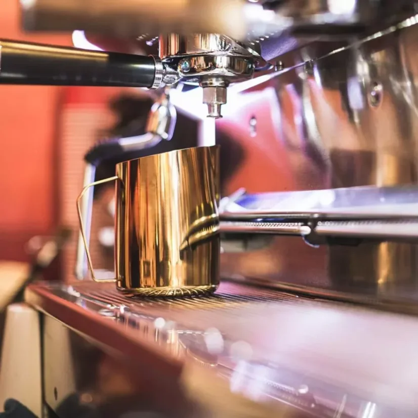 Ružová mosadzná kanvička na mlieko Barista & Co Dial In s objemom 600 ml, vyrobená z nerezovej ocele.