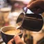 Vytváranie takzvaného Latte artu s pomocou našľahaného mlieka v nerezovej kanvici od značky Barista a Co o objeme 420ml.