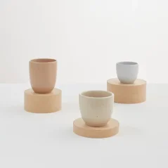Aoomi Iris Mug A 250 ml űrtartalmú kávésbögre, készült kőedényből.