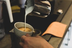 10 passos para bater leite através do bocal de uma máquina de café