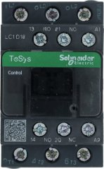 Schütz Schneider TeSys mat Schraufklemmen an engem QR-Code um Etikett.