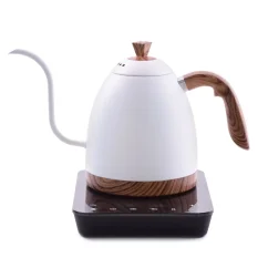 Bouilloire électrique blanche d'une contenance de 900 ml avec une poignée en bois sur un socle noir, sur fond blanc.