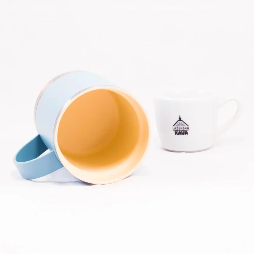 Blauer Thermobecher Asobu Ultimate Coffee Mug mit einem Volumen von 360 ml, ideal für unterwegs.