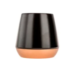 Čierny hrnček Joey Mug od značky Fellow s objemom 240 ml, určený pre filtrovanú kávu.