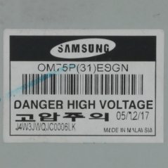 Samsung-Schëld um Magnetron mat der Modellbezeechnung an engem Warnung fir héich Spannung.