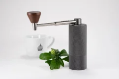 Timemore Nano Grinder s šálkom kávy a rastlinkou
