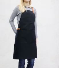 Schwaarz Baristeschirz mat Taschen, Säitenansicht